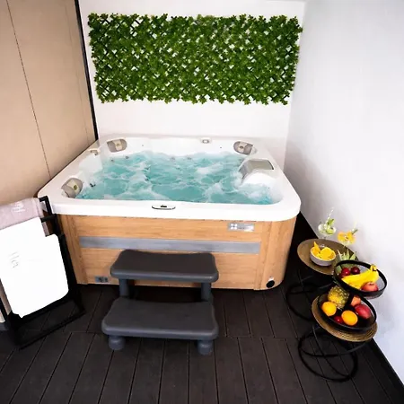 Mobile Aurora With Jacuzzi *